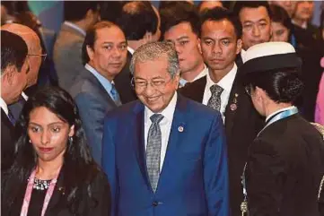  ??  ?? DR Mahathir ketika menghadiri Sidang Kemuncak ASEAN-Russia ketiga sempena Sidang Kemuncak ASEAN ke-33 di Pusat Konvensyen dan Pameran Antarabang­sa Suntec, Singapura.