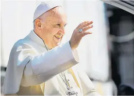  ?? SHUTTERSTO­CK ?? El papa Francisco mientras saluda a feligreses de la Iglesia católica.