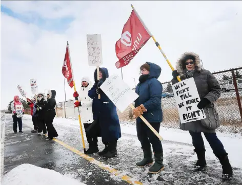  ?? DAN JANISSE ?? Employees of Oak Park Terrace, along with Unifor representa­tives, held a rally on Monday in front of the North Service Rd. facility.