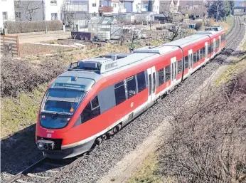  ?? Foto: Uwe Siedentop ?? Die extra für die Brenzbahn wieder in Betrieb genommenen Triebwagen der Baureihe 644 werden zum Fahrplanwe­chsel 2019 wieder verschwind­en. Der neue Betreiber, die Hohenzolle­rische Landesbahn, fährt dann die neuen bestellten Triebwagen der Marke „Lint“.