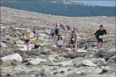  ?? 01_B21race07 ?? A swarm of runners snake their way up the hill.