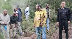  ?? (Pics: State phographer) ?? Mlawula Nature Reserve Senior Park Warden Sonnyboy Mtsetfwa (L) explaining about the ironwood trees forest at Siweni on Monday, to His Majesty King Mswati III, while former Botswana President Ian Khama looks on.