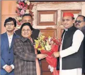  ?? SUBHANKAR CHAKRABORT­Y/ HT PHOTO ?? Samajwadi Party chief Akhilesh Yadav greets Bahujan Samaj Party supremo Mayawati on her 63rd birthday at her residence, in Lucknow on Tuesday.