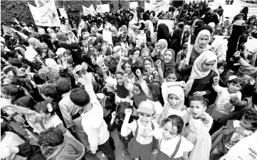  ?? — AFP photo ?? Yemeni children raise protest signs and chant slogans during a demonstrat­ion in the capital Sanaa against an air strike by the Saudi-led coalition which hit a bus killing dozens of children in the northern Huthi stronghold of Saada.