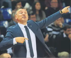  ?? FOTO: PEP MORATA ?? Sarunas Jasikevici­us da instruccio­nes desde la banda ayer en el Palau