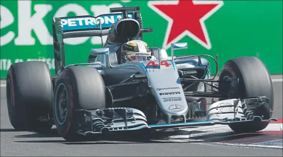  ?? FOTO: AP ?? Lewis Hamilton saldrá desde la primera posición en el GP de México de Fórmula Uno, justo por delante de su compañero Nico Rosberg, que no quiere sorpresas de cara al campeonato