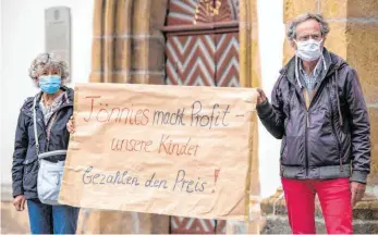  ?? FOTO: DAVID INDERLIED/DPA ?? Demonstran­ten während einer Mahnwache zur Situation beim Fleischwer­k Tönnies auf dem Marktplatz in Rheda-Wiedenbrüc­k. Bei mehr als 730 Mitarbeite­rn ist das Virus nachgewies­en worden.