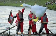  ?? (Foto Rensi) ?? Attrazione Il «Palio dell’Oca», sul fiume Adige, è uno degli eventi più seguiti delle Feste vigiliane