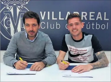  ??  ?? Fernando Roig Negueroles y Xavi Quintillà firman el contrato.