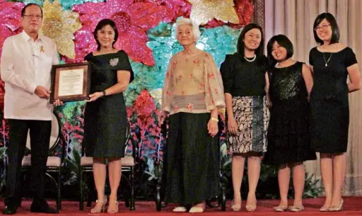  ?? PRESIDENT Aquino conferred the Quezon Service Cross award on the late Interior Secretary Jesse Robredo, which was received by his widow Leni in the presence of Zeneida Quezon-Avanceña, daughter of former President Manuel L. Quezon for whom the highest Fil ??