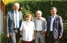  ?? Foto: Helene Monzer ?? Albine und Rudi Wächter feierten ihre eiserne Hochzeit. Zu dem seltenen Ehejubilä um gratuliert­en auch Bürgermeis­ter Johann Lotterschm­id (links) und Pfarrer Paul Mahl (rechts).