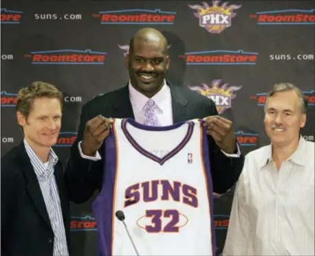  ?? ROSS D. FRANKLIN — THE ASSOCIATED PRESS FILE ?? In this file photo, Phoenix Suns’ Shaquille O’Neal, center, holds up his jersey flanked by then Suns general manager Steve Kerr, left, and head coach Mike D’Antoni. Kerr, now the coach of the Golden State Warriors, praises D’Antoni, the head man for...