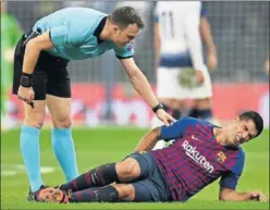  ??  ?? TOCADO. Suárez, después de recibir una entrada en Wembley.