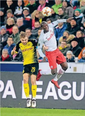  ?? FOTO: DPA ?? Dokument der Unterlegen­heit: Marcel Schmelzer (Borussia Dortmund, li.) im Kopfballdu­ell mit dem Salzburger Amadou Haidara.