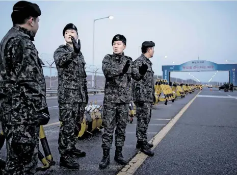  ?? Foto: Profimedia ?? Jihokorejš­tí vojáci v demilitari­zované zóně na mostě Tongil. I tady se bude rozhodovat o úspěchu olympiády v Pchjongčch­angu.