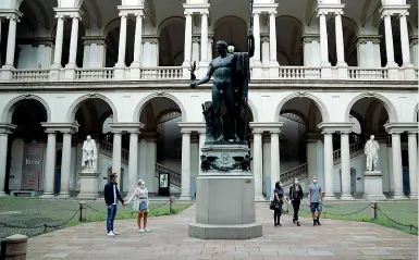  ?? Monumental­e ?? Il cortile di Brera. In basso, la direttrice del Cenacolo , Michela Palazzo (Piaggesi/ Fotogramma)