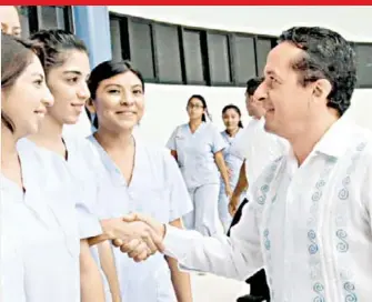  ?? /CORTESÍA ?? Al poner en servicio las instalacio­nes, el gobernador Carlos Joaquín afirmó que la clínica tendrá un positivo impacto en estudiante­s y en la sociedad