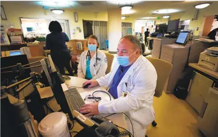  ?? NELVIN C. CEPEDA U-T PHOTOS ?? Top: Emergency doctor Ashraf Kasta works with Shalynn Arrington on a patient’s medical chart.