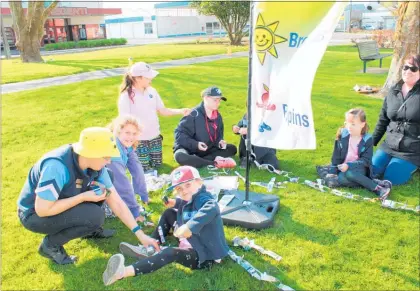  ??  ?? MAKING 110 paperchain­s to celebrate 110 years of Girl Guiding in Pahiatua’s town squares.