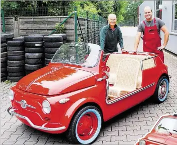  ?? BILDER: JENS SCHÖNIG/DPA ?? Fast fertig: Dierk Mengers und Hans-Sebastian Rastede mit dem zum „Jolly“umgebauten Fiat 500. Der kleine Verwandte des Oldenburge­r Fiats hat noch sein Dach.