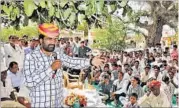  ??  ?? Independen­t candidate from Nagaur Hanuman Beniwal addresses a gathering in Khokhar village in the district. HIMANSHU VYAS/HT PHOTO