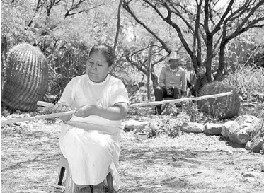  ??  ?? Autoridade­s de cultura de Guanajuato organizan la apertura de la exposición y el concurso de cestería. NOTIMEX/ESPECIAL