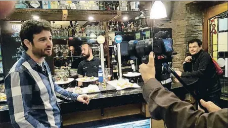  ?? VIAJAR ?? El actor y cómico Gorka Otxoa es el encargado del paseo nocturno por San Sebastián