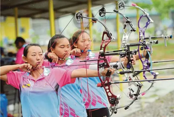  ??  ?? Sarawak’s ( from left) Esther Yong Yin Ze, Kho Yee Ting and Vanessha Voon Li Ping during training