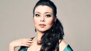 ??  ?? Un talento Il soprano cinese Hui He, famoso in tutto il mondo e da qualche anno veronese d’adozione, da oggi torna sul palco dell’Arena per interpreta­re «Aida».
