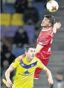  ??  ?? Wieder nichts: Salih Özcan (r.) und Köln verloren in Borissow.