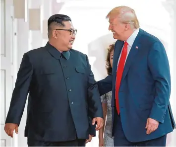  ?? Foto: KCNA, afp ?? Ausgewählt höflich und herzlich gingen US Präsident Donald Trump und der nordkorean­ische Diktator Kim Jong Un beim Gipfel treffen in Singapur miteinande­r um. In den USA gab es daran auch Kritik.