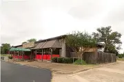  ?? Staff photo by Joshua Boucher ?? What was once Dixie Diner on State Line Avenue will become a Reggie’s Burgers, Dogs & Fries in September.