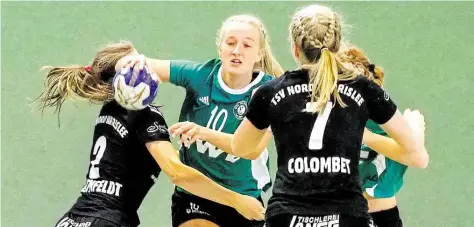  ?? BILD: REMMERS ?? Ab durch die Mitte: Der FfL (am Ball: Lotta Hoppe, verdeckt: Emma Neumann) will den ersten Zwischenru­nden-Sieg.