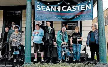  ?? ANTONIO PEREZ/CHICAGO TRIBUNE ?? Illinois 6th Congressio­nal District Democratic candidate Sean Casten, center, organizes a group photo in Downers Grove.