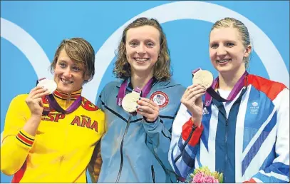  ?? AL BELLO / GETTY IMAGES ?? Un podio para el recuerdo, con Mireia Belmonte, Katie Ledecky y Rebecca Adlington