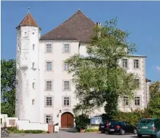  ?? Foto: Armin Schmid ?? Das Hohe Schloss in Bad Grönenbach wartet seit Jahren auf eine neue Nutzung. Nun soll das Unternehme­n JaKo im Auftrag der Gemeinde die weitere Entwicklun­g des Schloss Areals in die Hand nehmen.