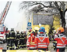  ??  ?? Mehr als 300 Helfer waren seit Freitagfrü­h im Einsatz