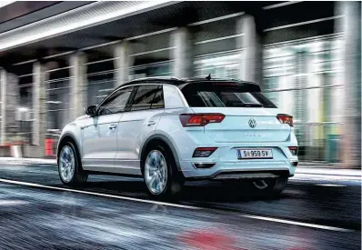  ??  ?? Der neue T- Roc R- Line: Dynamische­r Auftritt - bei Tag und auch bei Nacht.