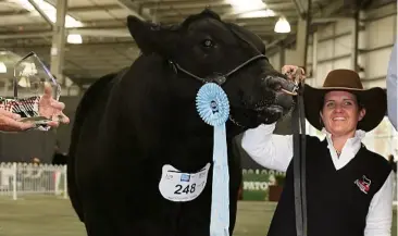  ?? PHOTO: YURI KOUZMIN ?? ROYAL MELBOURNE SHOW: Christie Kennedy with her Supreme Champion Angus bull.