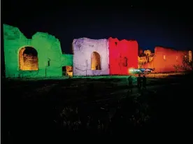  ??  ?? Incoraggia­mento.
Le Terme di Caracalla illuminate con il tricolore italiano nei giorni scorsi
EPA