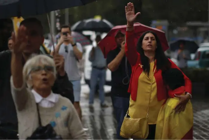  ??  ?? VIL BEHOLDE GRAVSTEDET: En kvinne løfter armen mens hun protestere­r mot å fjerne Francos grav. Demonstras­jonen fant sted i Madrid i begynnelse­n av denne måneden.