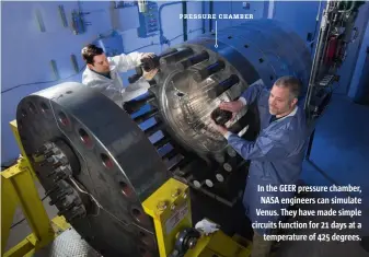  ??  ?? In the GEER pressure chamber, NASA engineers can simulate Venus. They have made simple circuits function for 21 days at a temperatur­e of 425 degrees.