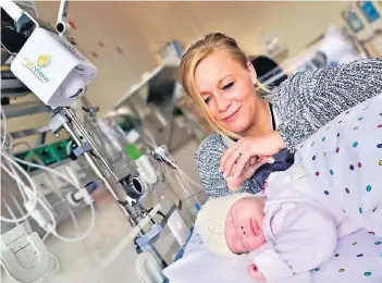  ?? FOTOS: MUTZBERG ?? Die kleine Frieda kam acht Wochen zu früh. Mutter Kerstin Schmidtman­n war täglich mehrere Stunden in der Wuppertale­r Klinik, freute sich aber, ihr Baby auch von daheim aus über die am Bett montierte Kamera sehen zu können.