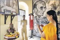  ?? RAHUL RAUT/HT PHOTO ?? Visitors to VD Savarkar’s room at Fergusson College in Pune on his birth anniversar­y on May 28, 2018.