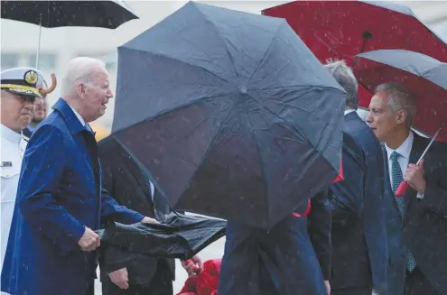  ?? SUSAN WALSH ASSOCIATED PRESS ?? Le président Joe Biden, en compagnie de l’ambassadeu­r des États-Unis au Japon, Rahm Emanuel, au moment de son arrivée jeudi à la base aérienne du Corps des Marines d’Iwakuni pour assister au Sommet du G7 qui se tiendra à Hiroshima
