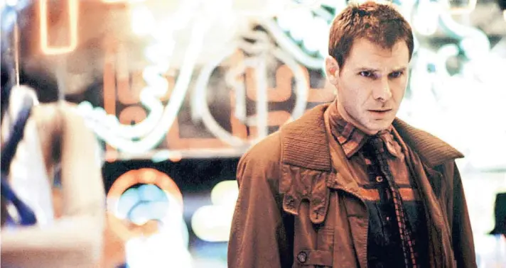  ??  ?? ► Harrison Ford interpretó en 1982 al agente Rick Deckard, un caza replicante­s, en Blade Runner, de Ridley Scott.