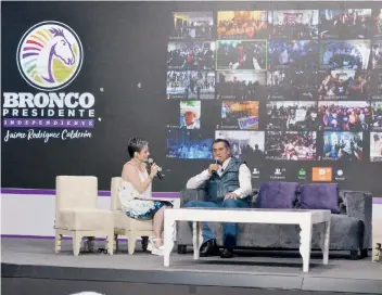  ??  ?? El Bronco realizó su cierre de campaña en un set de televisión donde fue entrevista­do por Lolita Cortés. El evento fue transmitid­o por redes sociales y tuvo enlaces en vivo en Sonora, Estado de México, Morelos, entre otros estados.