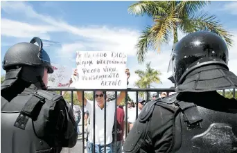  ?? ARACELI LÓPEZ ?? Manifestac­ión de integrante­s de la coordinado­ra en Puerto Vallarta.