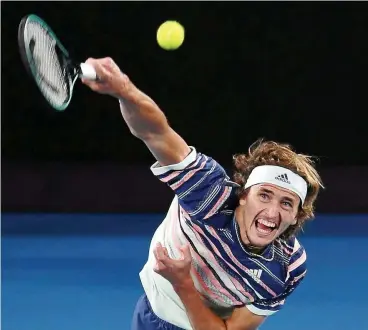  ?? FOTO: MANAN VATSYAYANA / AFP ?? Alexander Zverev bietet dem Österreich­er Dominic Thiem einen beherzten Kampf.