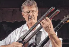  ?? FOTO: VERANSTALT­ER ?? Enver Izmailov ist eine absolute Gitarren-Sensation – mit ganz eigener Technik („Tapping“) macht er Klangräume und Klangträum­e auf der EGitarre wahr.